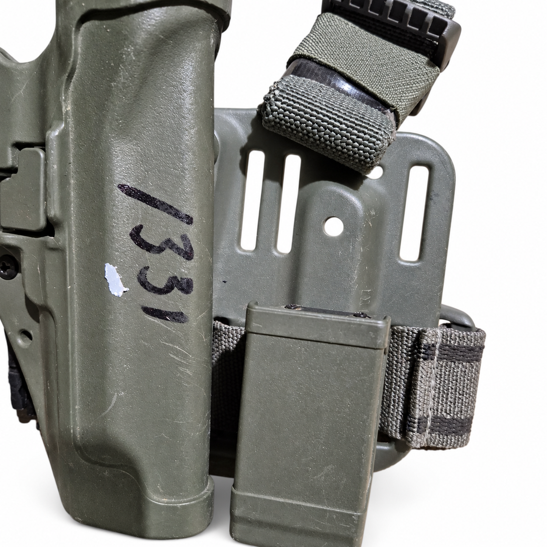 Inventory number 1331, magazine carrier and thigh-strap attachment detail.